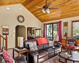 Beautifully Remodeled Kitchen Peaceful Mountain Views Sutter by AvantStay - Lake Arrowhead - Sala de estar