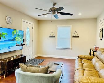 Campu's House - Main Level - Cherry Hill - Living room