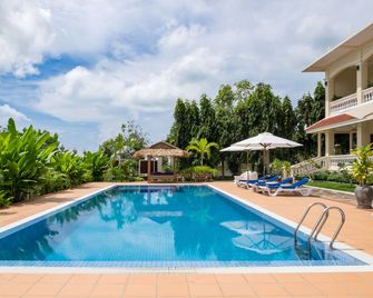 Riviera Hotel & Resort Kep - Kep - Pool