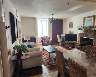 2-Bedroom Home in Availles-Limouzine Sleeps 4 - Availles-Limouzine - Comedor