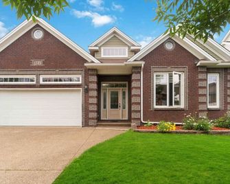 Bellbrook Lounge & Stay - Dartmouth - Building