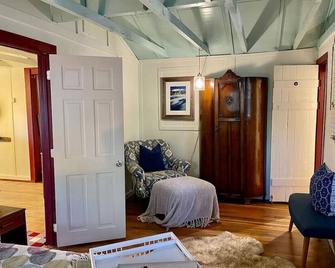 PPS · Firepit, Fenced for pets, Fireplace/Peaceful Pines - Wrightwood - Living room