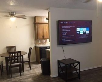 Downstairs One Bedroom Close To Fort Sill! - Lawton - Dining room