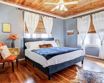 Cajun Cottage located in downtown New Iberia - New Iberia