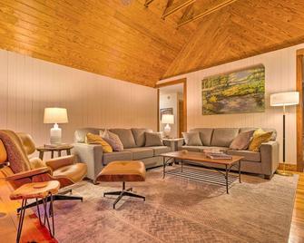 Finns Cabin - Blue Ridge Mountain Retreat! - Travelers Rest - Living room