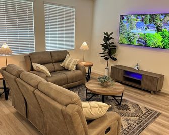 Beautiful New Home in Elk Grove - Cool Getaway - Elk Grove - Huiskamer