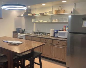 Modern 1 BR House w/comfy bed, minutes from airport/ferry - self check in - Juneau - Mutfak