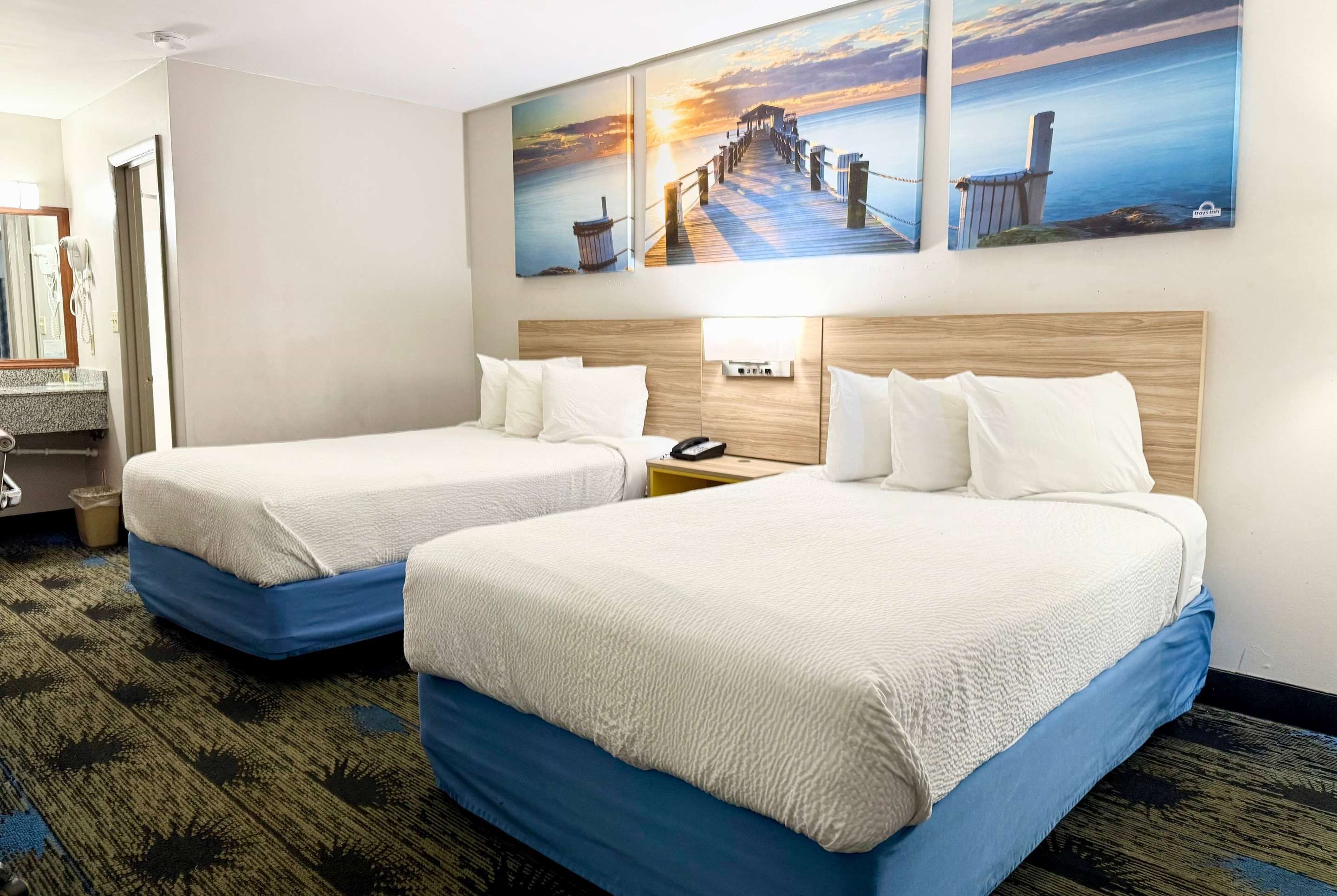 Days Inn by Wyndham Greenville - Ґрінвілл - Спальня