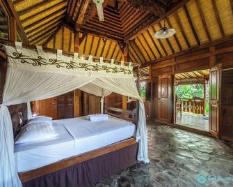 Villa Joglo, Bali - Original Joglo in Lovina Center, Beachfront! - Buleleng
