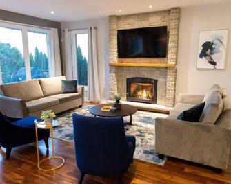 Luxury Cottage Kawartha Lakes With Jacuzzi, pool and many more attractions - Bobcaygeon - Living room