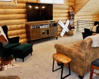 Beautiful log home on river with Mountain View, 25 miles from Yellowstone - Island Park - Huiskamer