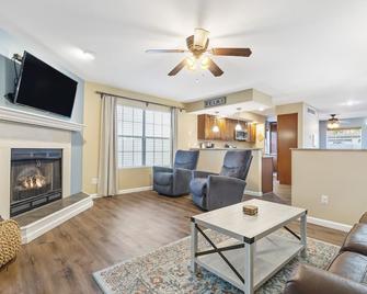 Bungalow on the Bluffs with Resort Amenities - 布蘭森 - 客廳