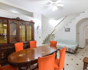 4 Bedroom Nice Home In Ischia - Ischia - Jadalnia