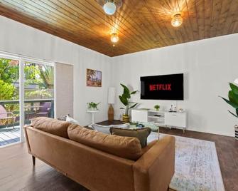 Hidden Gem Off Atlantic Ave, Just Steps From Beach - Delray Beach - Living room