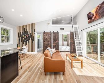 New Beehive Tree House Retreat - Pittsboro - Living room