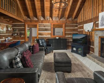 New Deck & New Appliances - Fire Pit - Hot Tub and 8 minutes to APP State - Boone - Lounge