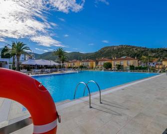 Rescator Resort 224 - One Bedroom Resort, Sleeps 4 - Roses - Pool