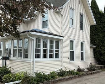 Spa House by the beach. Pewaukee Lake - Pewaukee - Gebäude