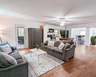 The River Side Lodge- With private boat dock on the KY river! - Harrodsburg - Sala de estar