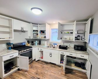 Steps to downtown, Pet friendly, by Starved Rock! - Ottawa - Kitchen
