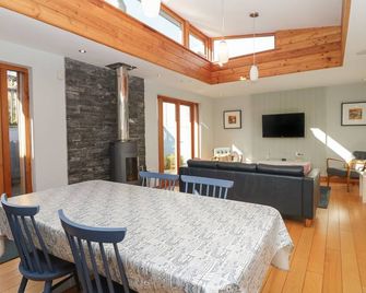 2 Dart - Totnes - Dining room