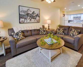 Sunny California Retreat w/ Pool Access & Patio! - Shasta Lake - Living room