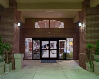 Holiday Inn Express & Suites Davis - University Area - Davis - Bygning
