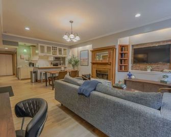 Classic 2Bed 2Bath Apartment w patio in Back Bay - Boston - Soggiorno