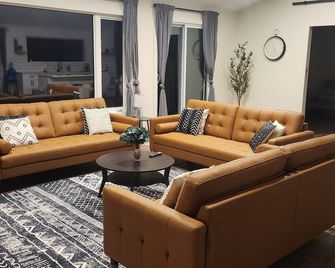 Water Front oasis with Guest cabin and private dock - Kenora - Living room