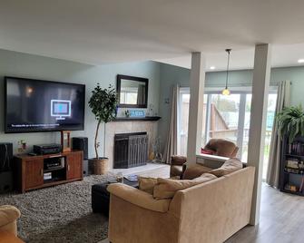 Pick Me! Updated 2023! Elegant Lakefront- Kayaks/Paddle Boat-Open! Pets Welcome! - White Lake - Living room
