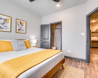 Newly Built Corner Hideaway 3 Mi to Texas A and M - College Station - Bedroom