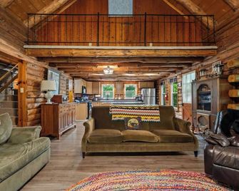 Stunning Shenandoah Riverside Retreat - Maurertown - Living room