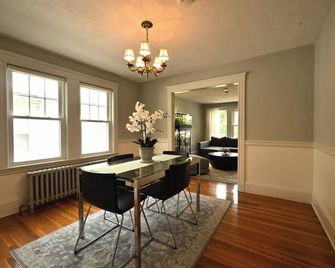 1000ft² 2br With Free Parking, King Bed, Wfh Setup, Near Harvard, Mit, & Tufts - Cambridge - Dining room