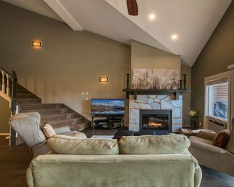 Marble Canyon 4 bedroom townhome: Unit 403P1 pet friendly - Fairmont Hot Springs - Living room