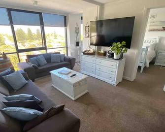 A Little Slice of Fremantle One Bedroom Character Apartment - Fremantle - Living room