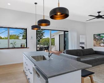 Seascape Blue Bay - A Bali Inspired Studio With Heated Pool - Long Jetty - Kitchen