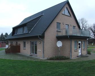 'Granitz Castle': Large apartment for up to 6 guests (with extra bed) - Süderholz - Edificio