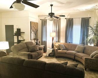 Spacious! Breakfast! Hot tub! Comfy! Location! - Lynden - Living room