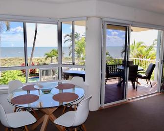 Beachfront and pool views from the balcony 5 min walk to the beach. - Urangan - Restaurant