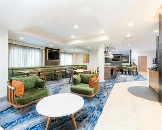 Fairfield Inn & Suites by Marriott Brunswick - Brunswick - Living room