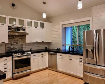 Welcome to a 3-bedroom pet friendly house in adorable Happy Valley - Happy Valley - Kitchen