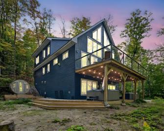 Lux Summer Getaway with Hot Tub, Sauna, EV charger - Haliburton - Edificio