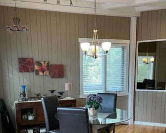 Private Beach And Lake Access At Windermere Lake. New Pool And Hot Tub Now Open! - Windermere - Dining room