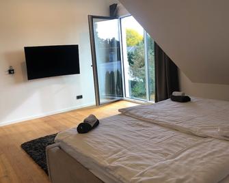 2 bedroom chic attic apartment with wellness bathroom and sunny west-facing roof terrace - Munique - Quarto