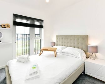 Sleek 1 Bed Apartment w Parking - Pass the Keys - Cardiff - Bedroom