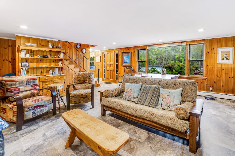 Beautiful waterfront home with hot tub & firepit - right on the river's edge - Chestertown - Вітальня