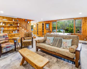 Beautiful waterfront home with hot tub & firepit - right on the river's edge - Chestertown - Вітальня