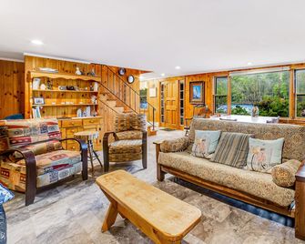 Beautiful waterfront home with hot tub & firepit - right on the river's edge - Chestertown - Вітальня