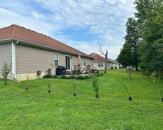Charming 2-bedroom townhome with High Speed wifi and smart TV’s in Radcliff - Radcliff - Budova