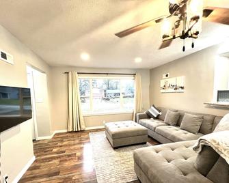 Comfy 3Bd House with Arcade, Ping Pong, Fire Pit, Walk to Purdue, Golf, Sports! - West Lafayette - Living room
